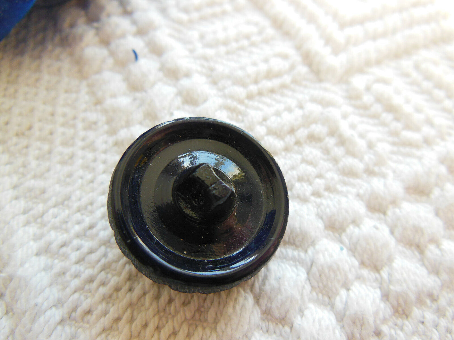 Bouton ancien en verre bleu foncé effet tissé à pied diamètre 2,1 cm G18K