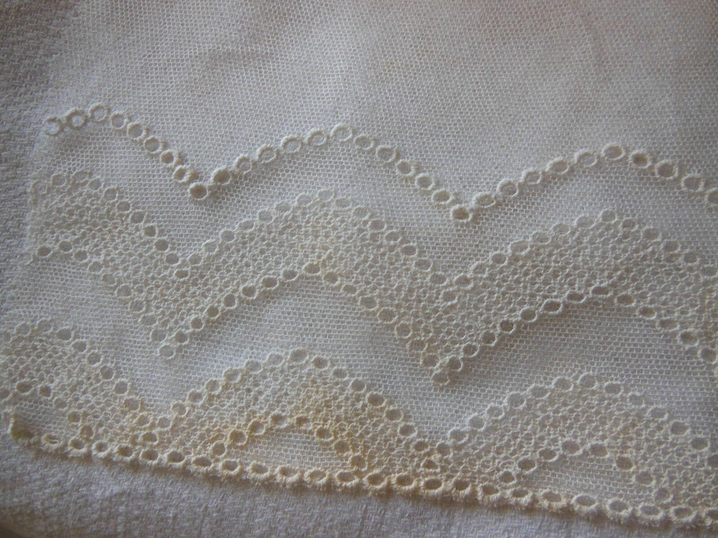 Petit coupon large dentelle broderie tulle incrustation 25 cm sur 13 cm T15-56