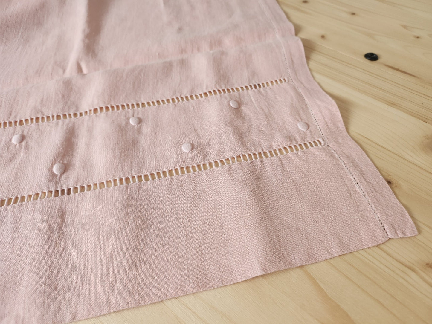 Retour de drap ancien transformé en nappe monogramme BA rose B8