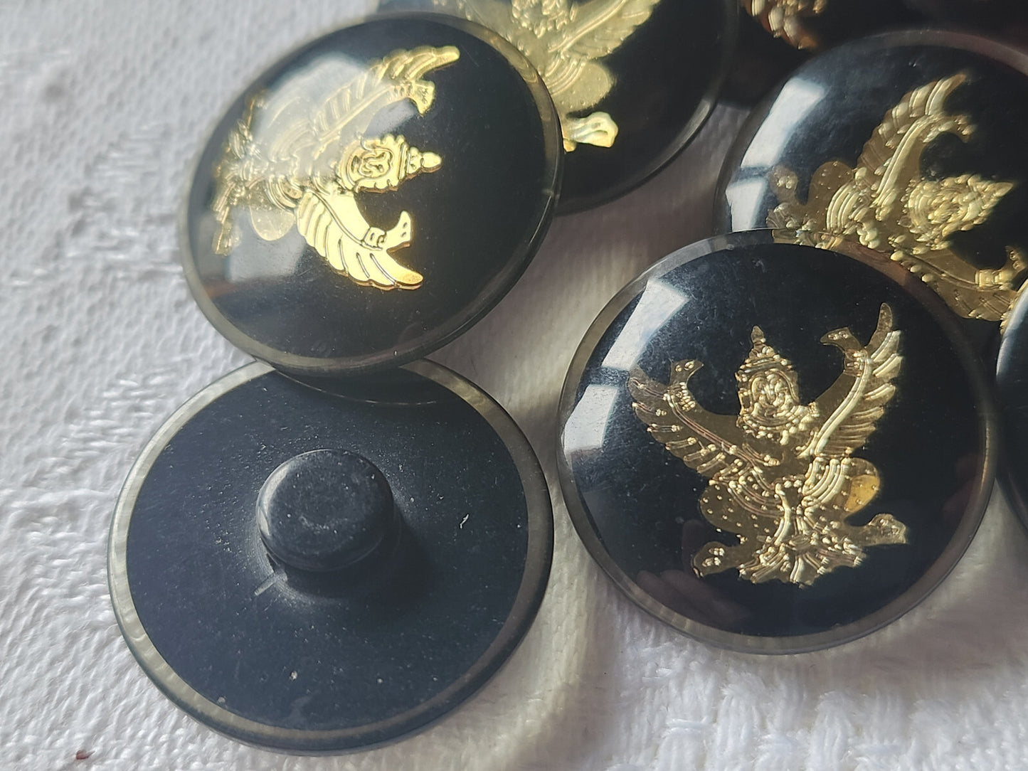 Lot 6 boutons vintage noir à pied inclusion doré bouddha pied 2,2 cm ref 4530