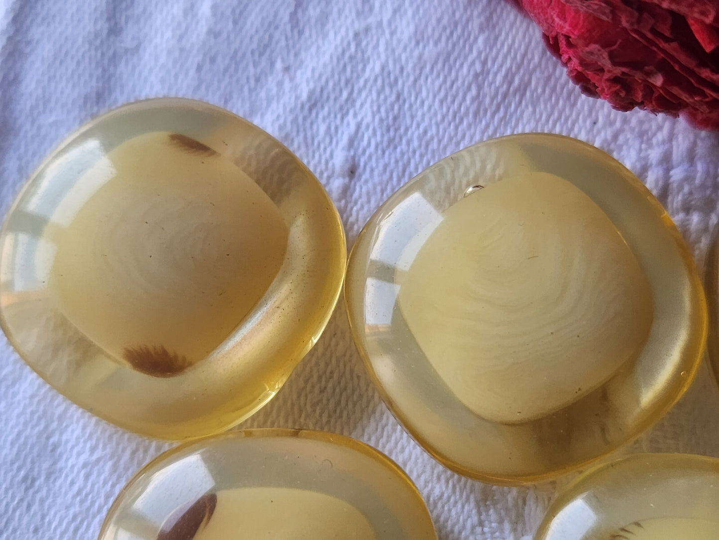 Lot 5 gros boutons vintage beige à pied bord nacré 2,7 cm ref 3458