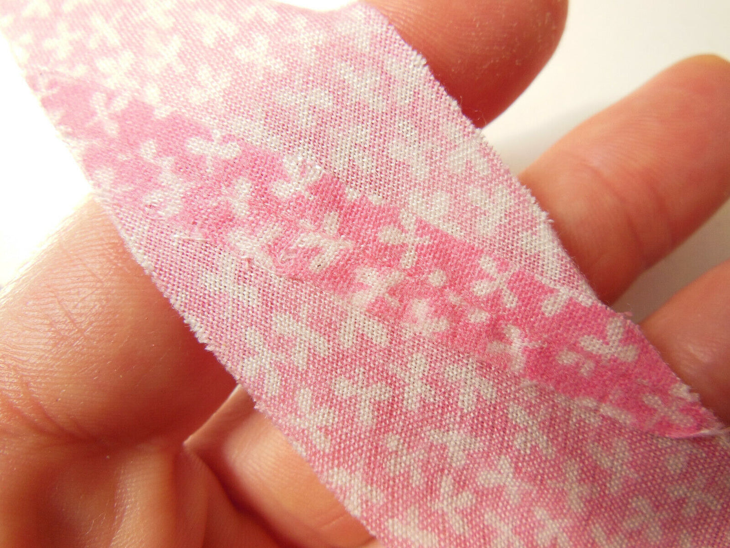 Biais galon vintage rose motif fleur blanche shabby 5 mètres 3 cm ruban A4
