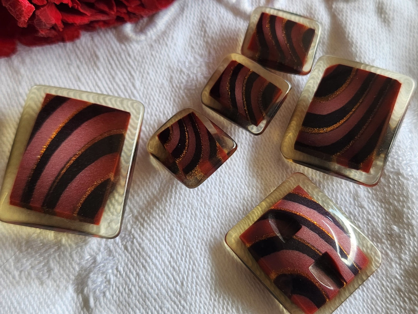 Lot 6 boutons vintage rouge panaché 1,1 sur 1,3 à 2,2 sur 2,6 cm ref 1578