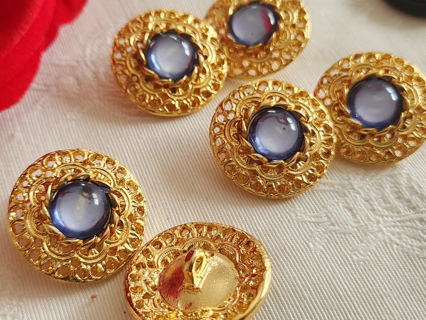 Lot 6 boutons vintage en métal doré volume coeur strass bleu 2,3 cm ref 6336