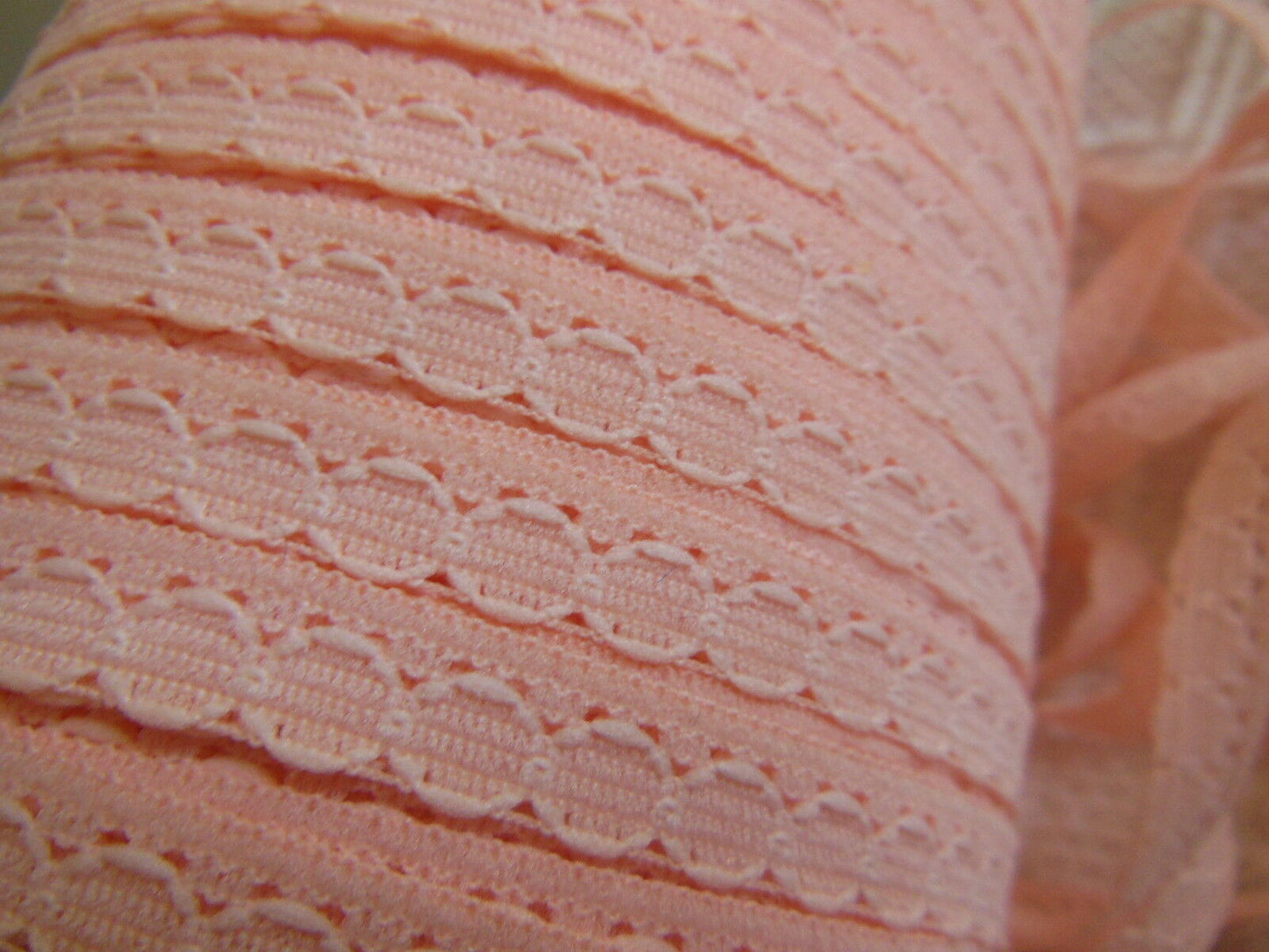 Dentelle vintage rose travaillée bordure 10 métres A4