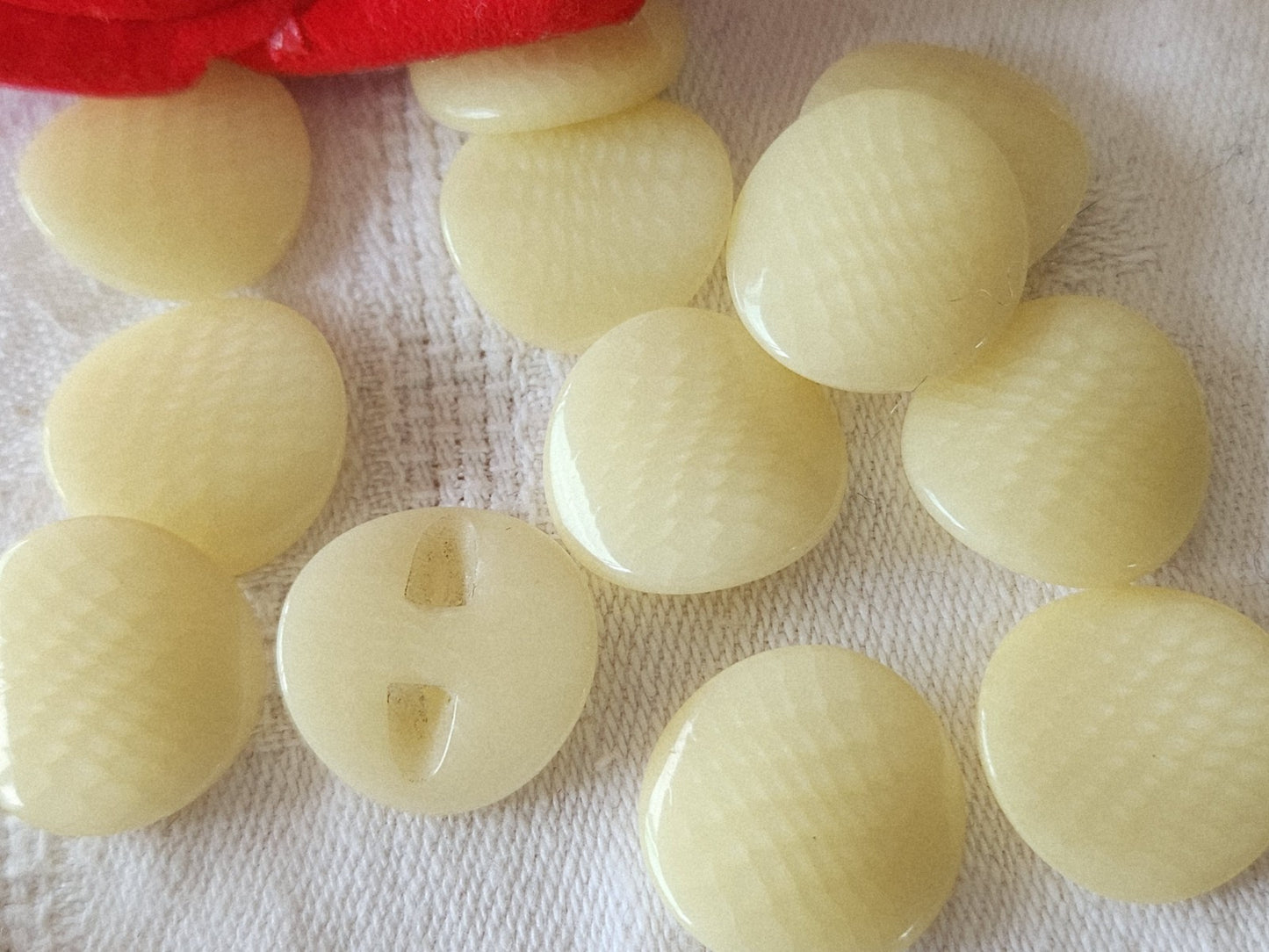 Lot 12 boutons vintage beige pied motif incurvé 1,7 cm ref 5998