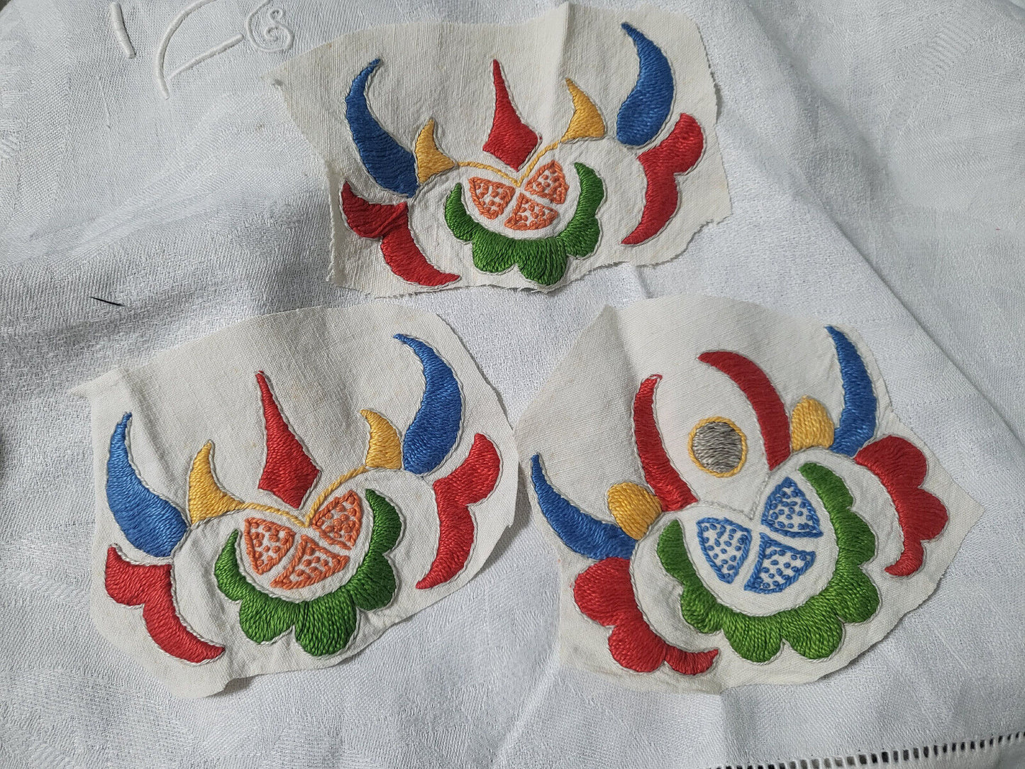 Trio broderies anciennes création couleur récup T3-23
