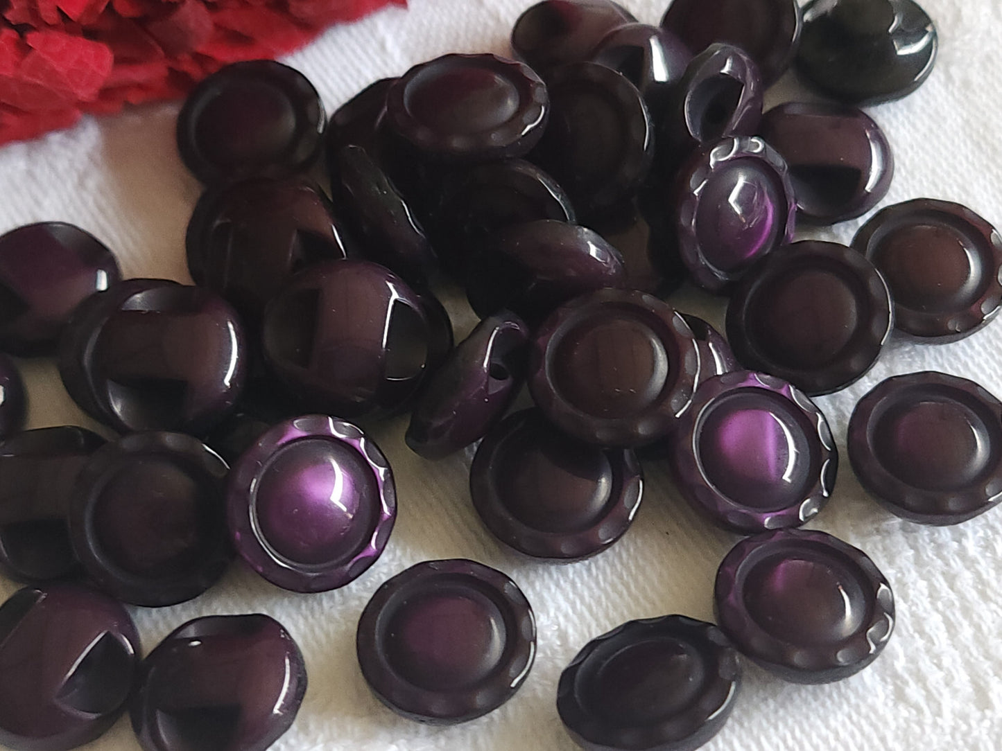 Lot 15 boutons vintage violet lumineux travaillé pied 1,2 cm ref 5227