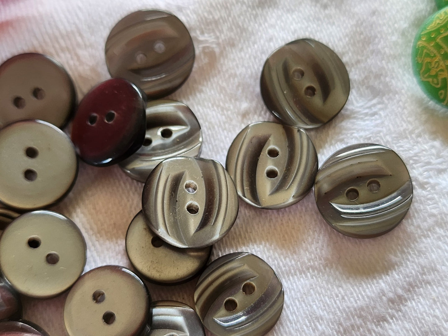 Lot 26 boutons vintage gris petits 1,1 cm (en majorité) et 1,3 cm ref 2001