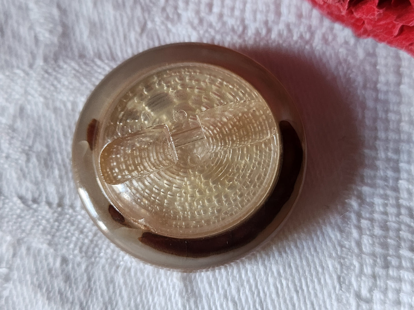 Gros bouton ancien en nacre épais laiteuse à pied 3 cm D6G
