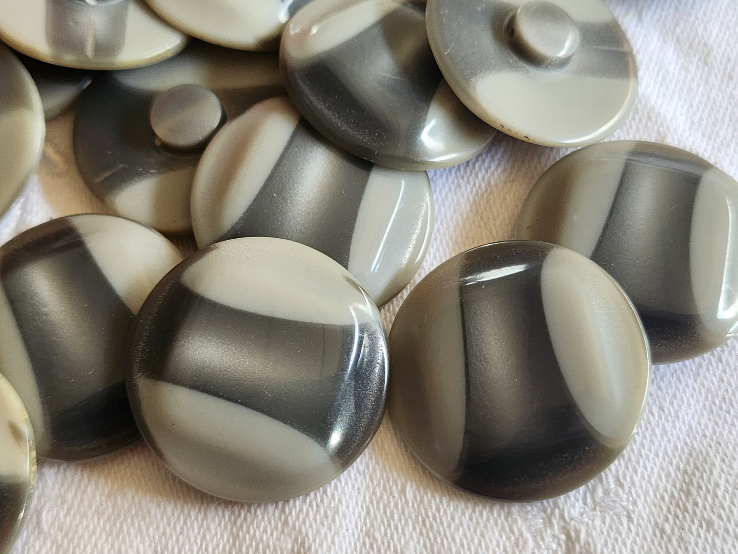 Lot 6 gros boutons vintage gris camaieu 2,5 cm ref 1657