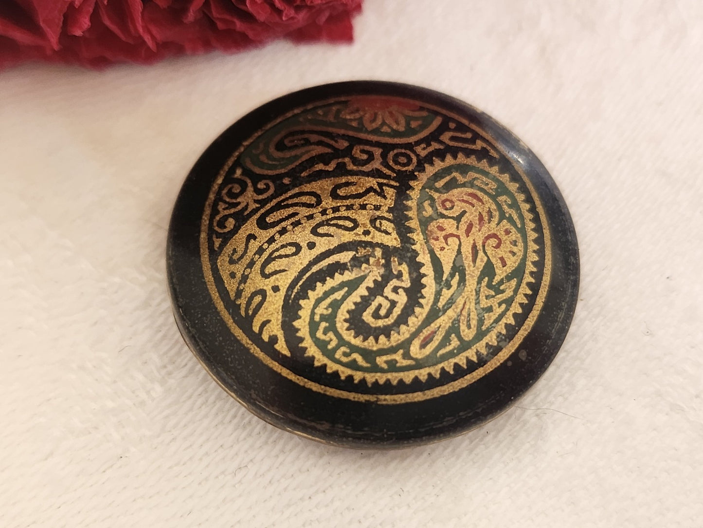 bouton ancien en celluloïd motif fond noir à pied 2,6 cm D7L