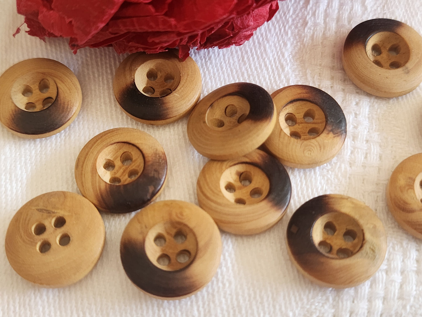 Lot 12 boutons anciens en bois brut 1,4 cm à trous petits ref 628