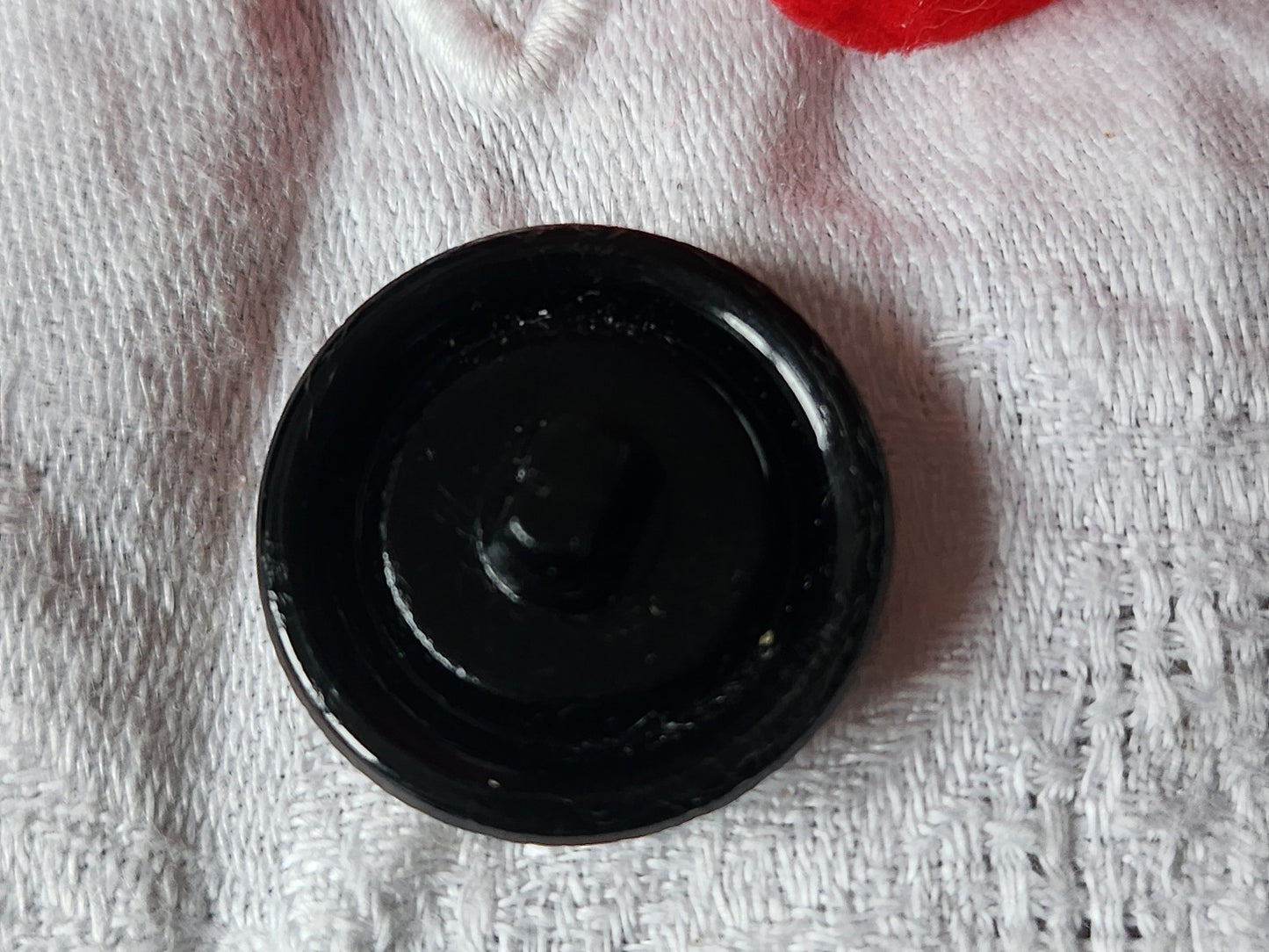 Gros bouton ancien en verre marron relief 2,5 cm D17I