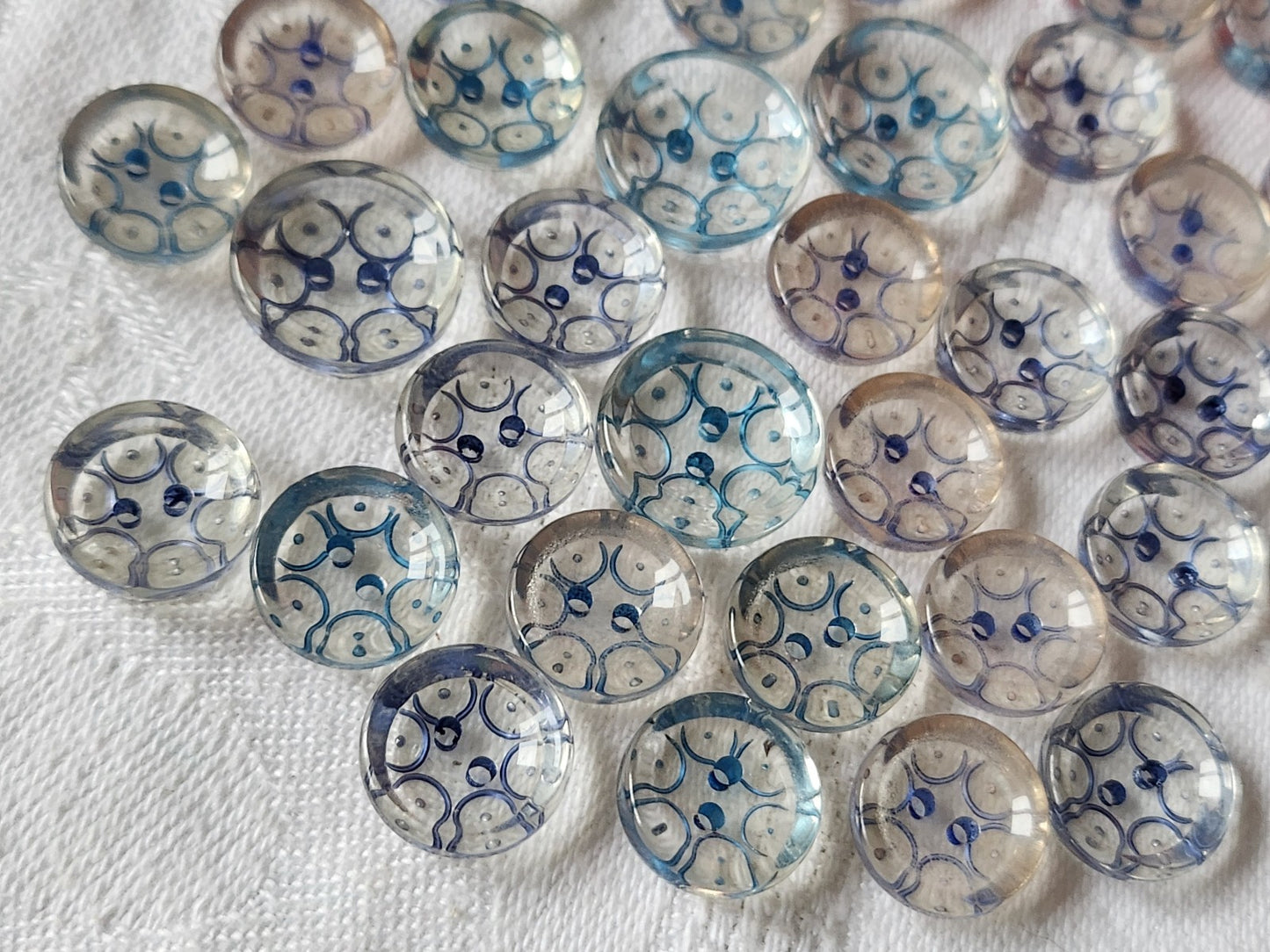 Lot 32 boutons anciens lucite tons bleu motif panaché 1,2 à 1,5 cm ref 2353