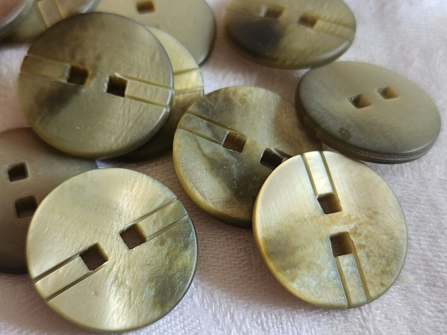 Lot 7 boutons vintage vert camaïeu tacheté reflet nacré 2,2 cm ref 4714