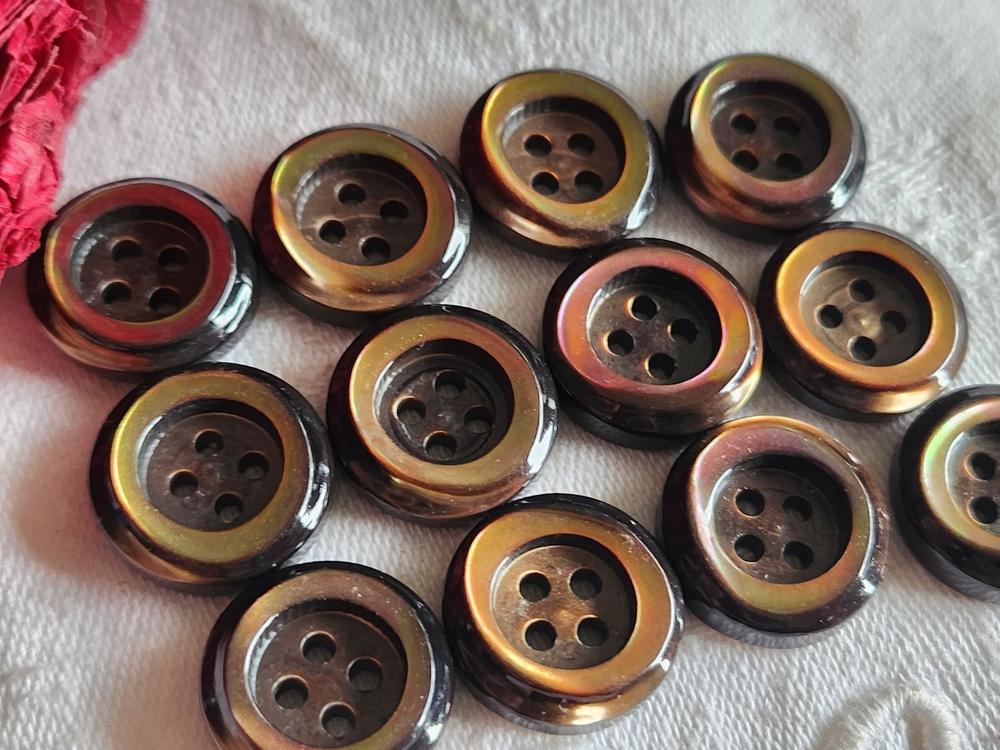 Lot 12 boutons anciens en nacre marron épais bord 1,7 cm lourd ref 6023