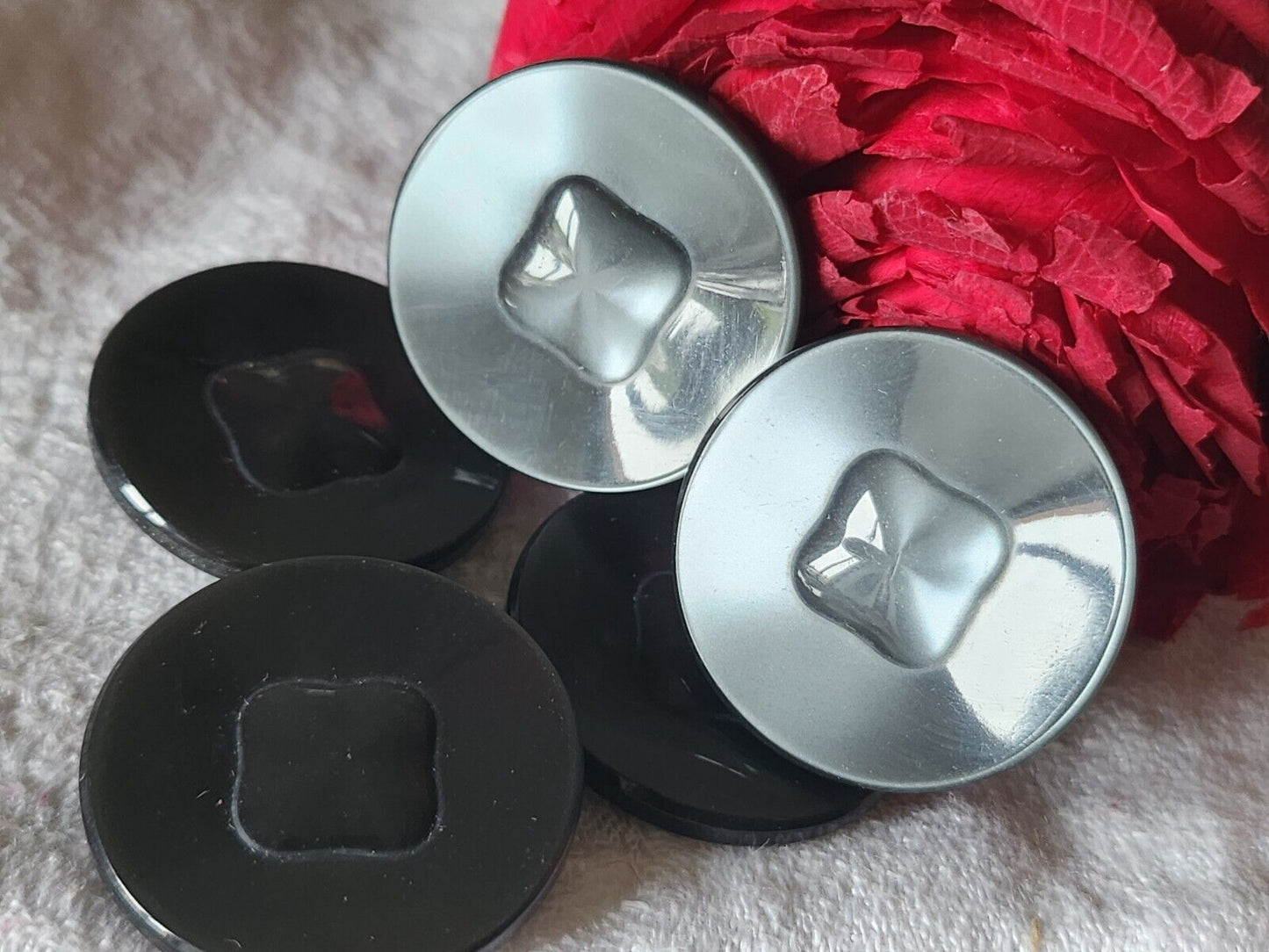 Lot 5 gros boutons vintage gris lumineux à pied travaillé 3 cm ref 2057