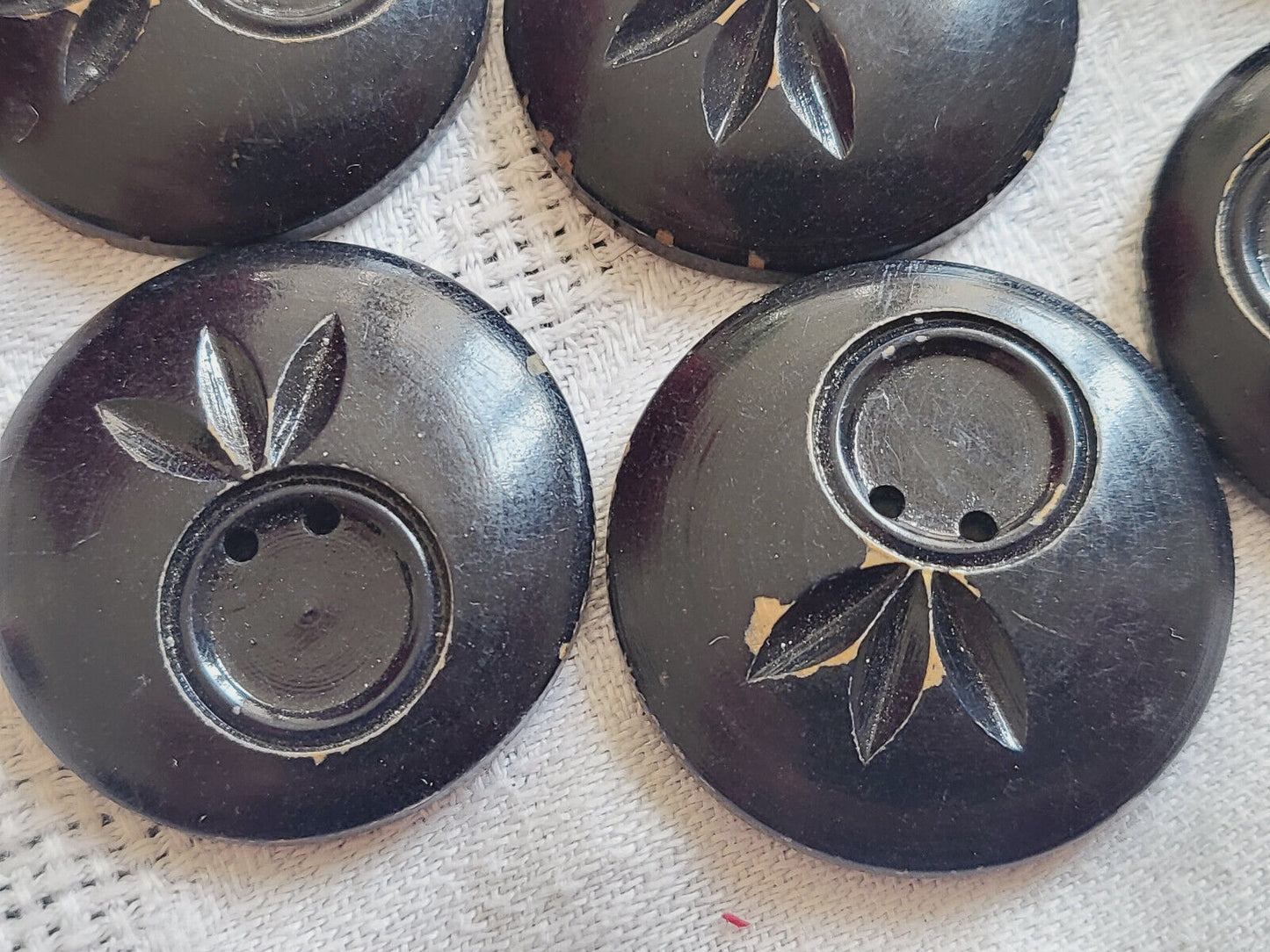 lot 6 gros boutons anciens en bois peint motif à trous 3 cm ref 5098