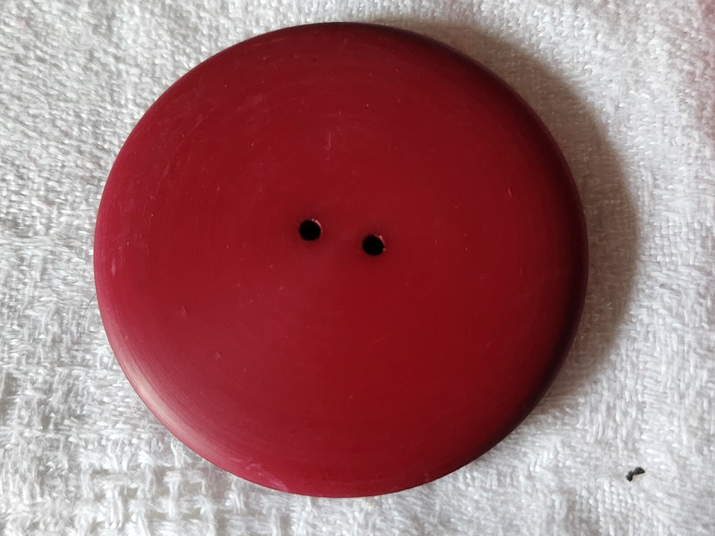 Gros bouton rouge mat vintage XXL trous veste 4,4 cm ref 1344