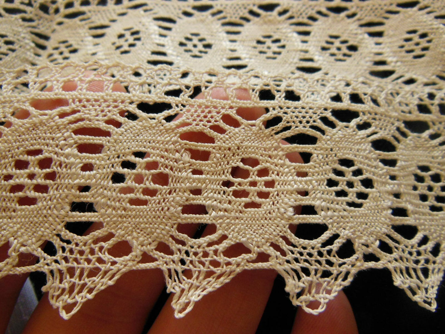 Duo dentelles anciennes crochet rehaussé de fil lumineux T1-9