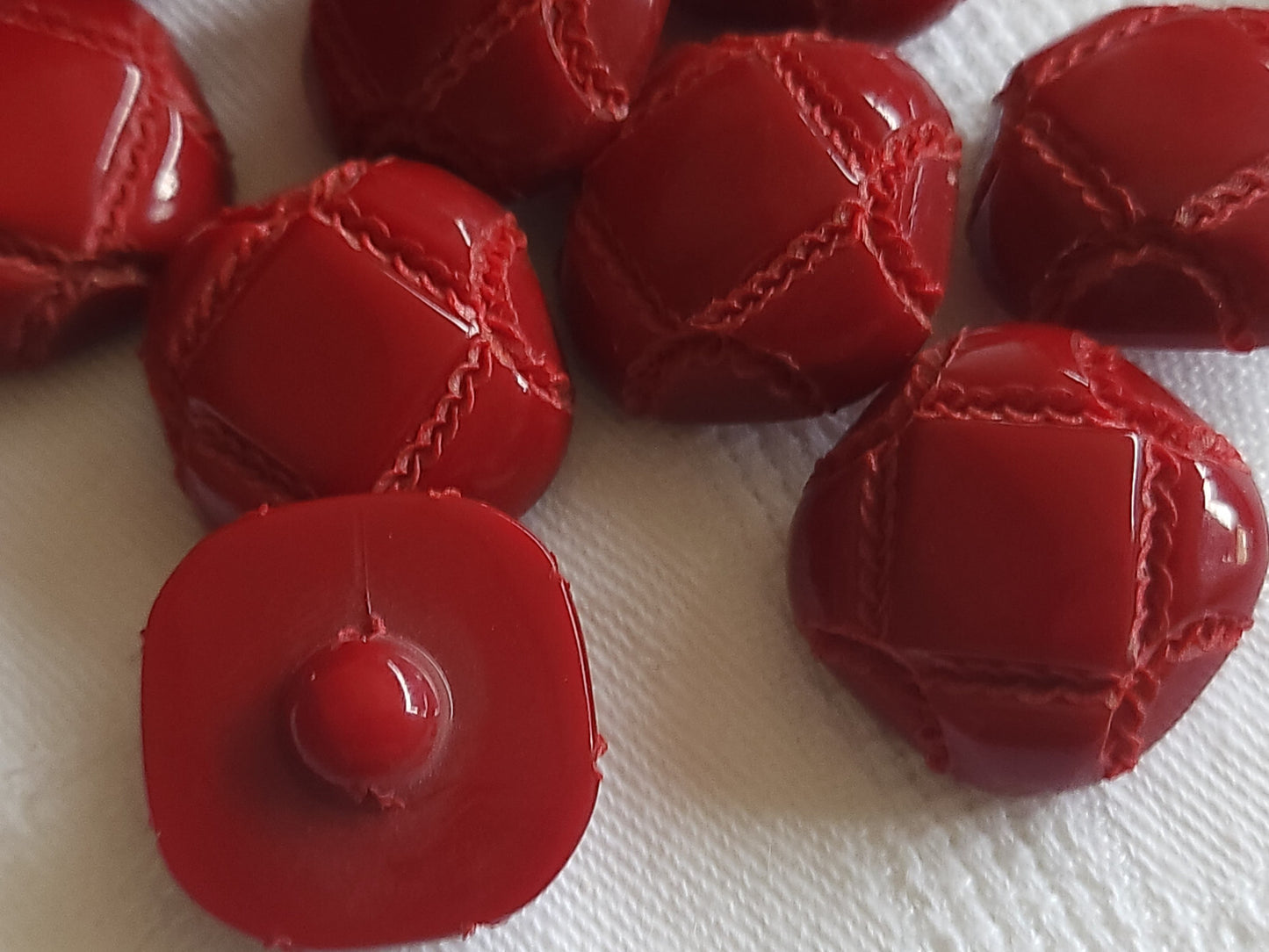 Lot 6 boutons vintage rouge imitation cuir verni 2,2 cm pied ref 5294
