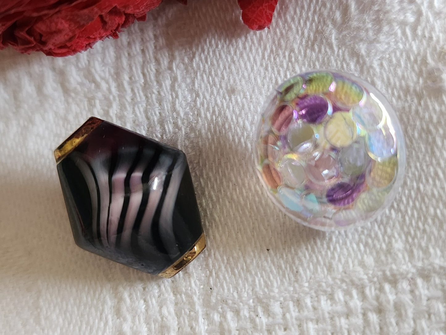 Duo boutons vintage en verre violet 1,4 sur 1 ,8 et 1,6 cm G7O