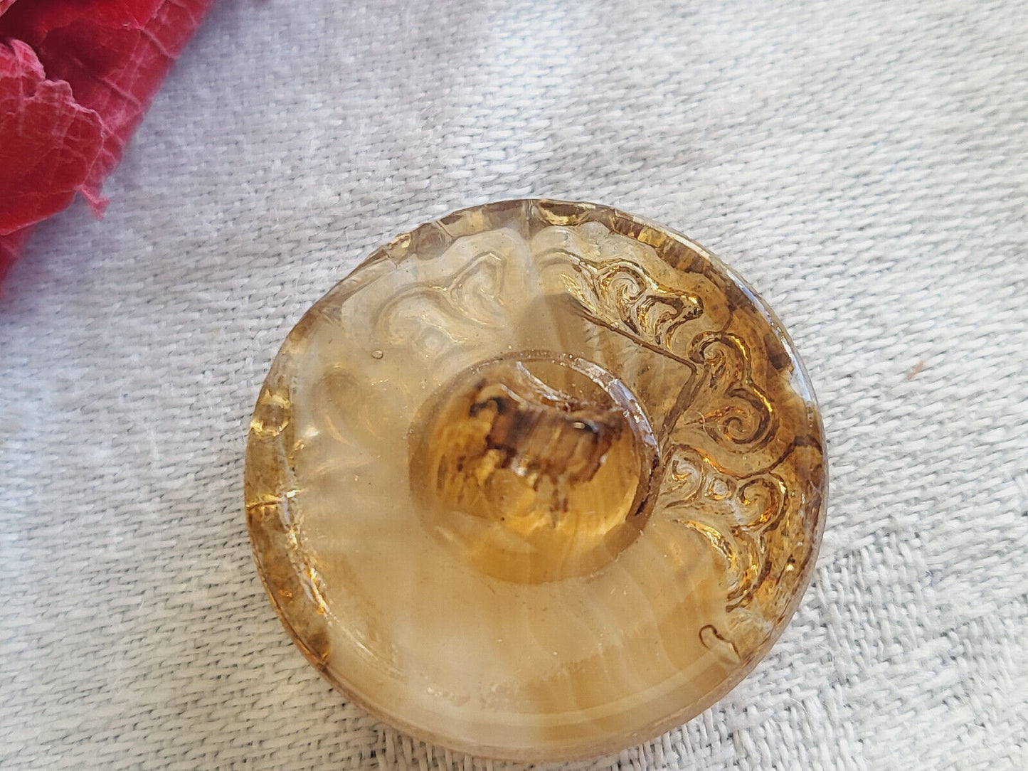 Bouton ancien en verre marron fort relief travaillé caramel 2,2 cm G18H