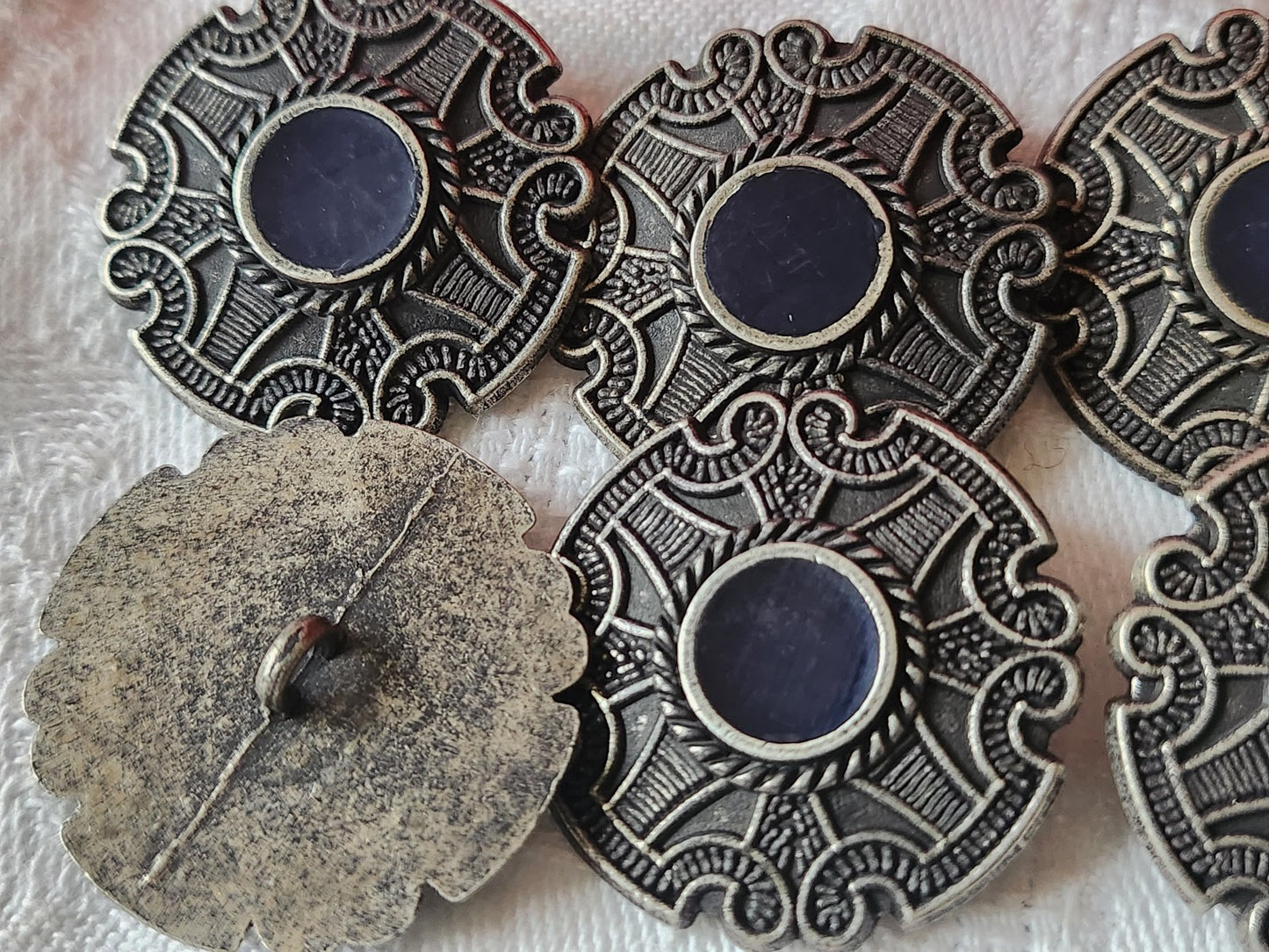 Lot 6 gros boutons vintage en métal argenté bleu 3 cm pied ref 5536