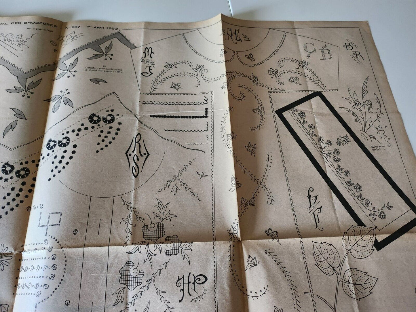 Le journal des brodeuses 1953 n° 697 coussins frises enfant drap monogramme