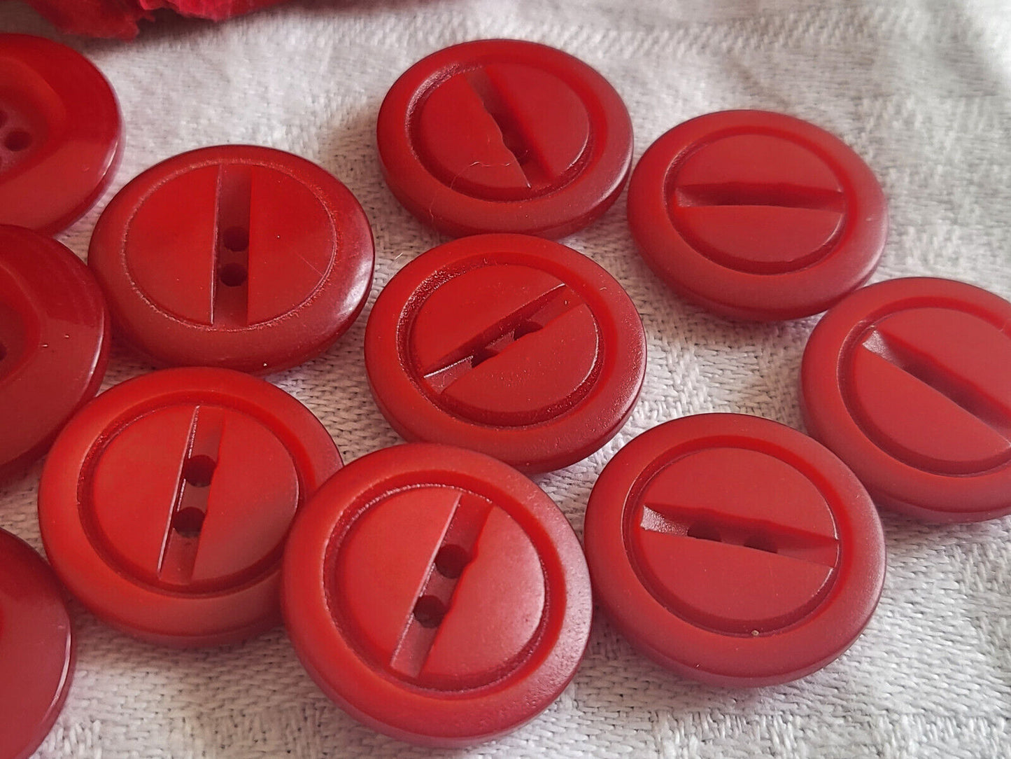 lot 16 boutons vintage rouge 2 séries panaché diamètre 1,7 à 1,8 cm ref 1766