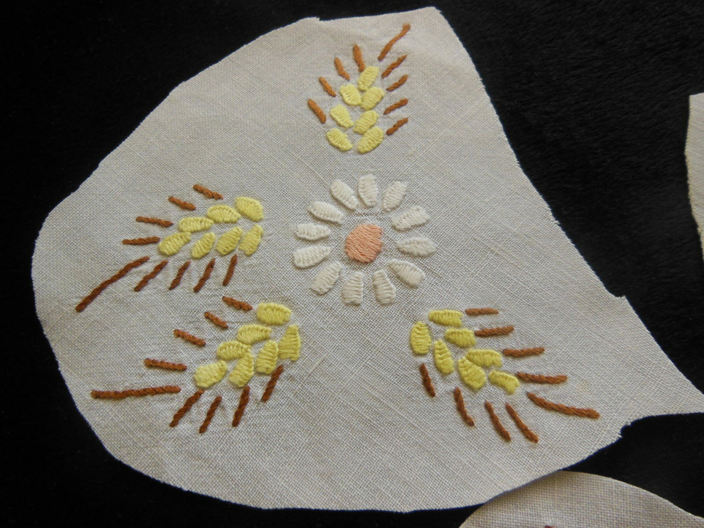 Trio broderies ancienne bouquet champêtre marguerite création couture T3-24