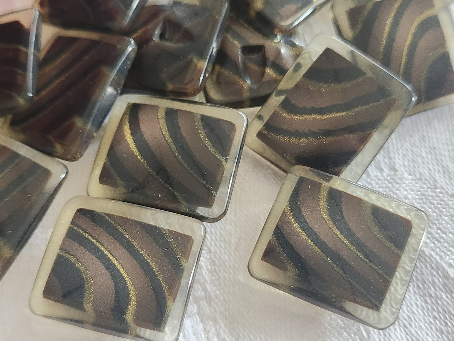 Lot 6 boutons vintage marron nclusion dorépied 2 sur 2,2 cm ref 872