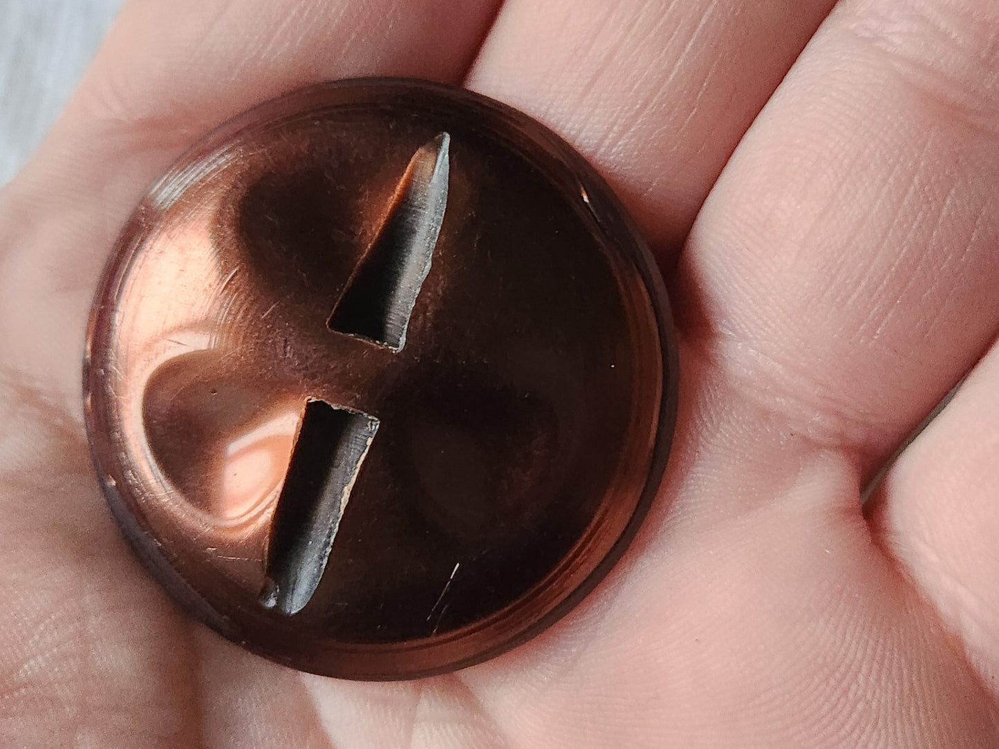 Enorme bouton vintage gros marron cuivré texturé 3,8 cm pied ref 2139