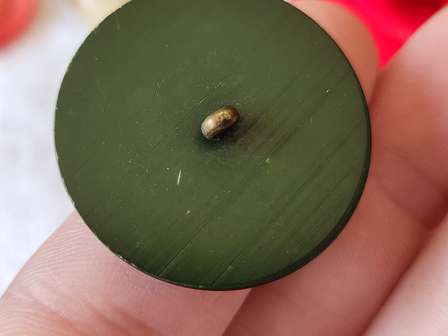 Grand bouton ancien année 50 vert pied laiton 3,1 cm strié D19K