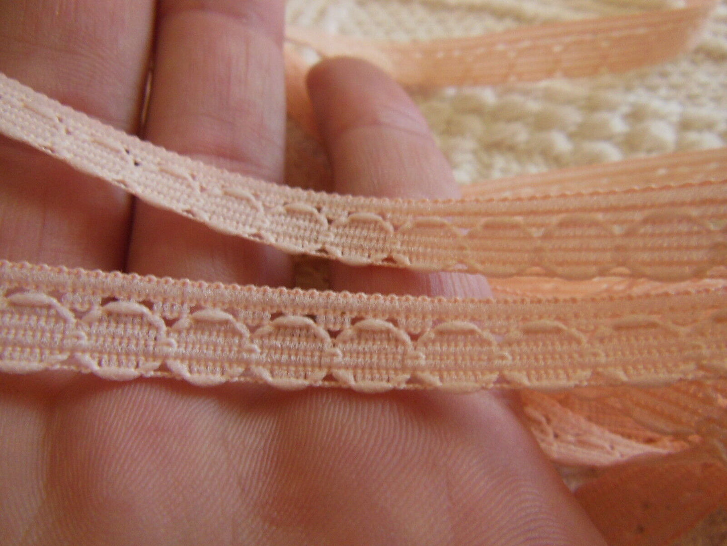 Dentelle vintage rose travaillée bordure 10 métres A4