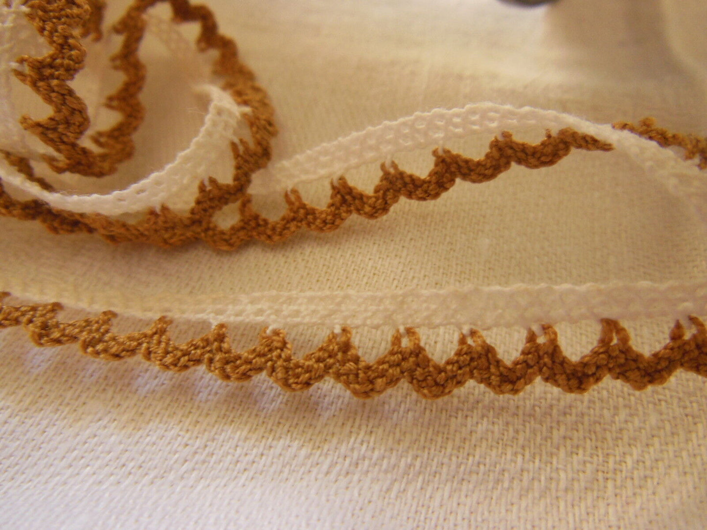 Dentelle ancienne en coton blanche bord marron 5 mètres / 0,7 cm A3