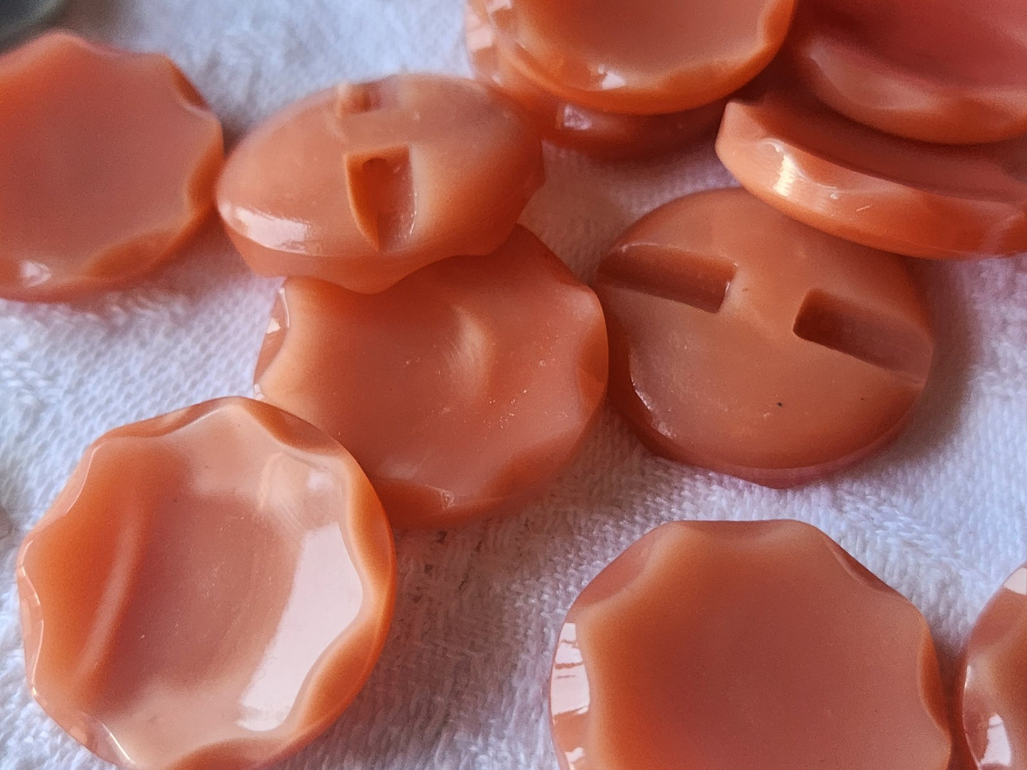 Lot 6 boutons vintage rose travaillé pied plat 2,1 cm ref 5378