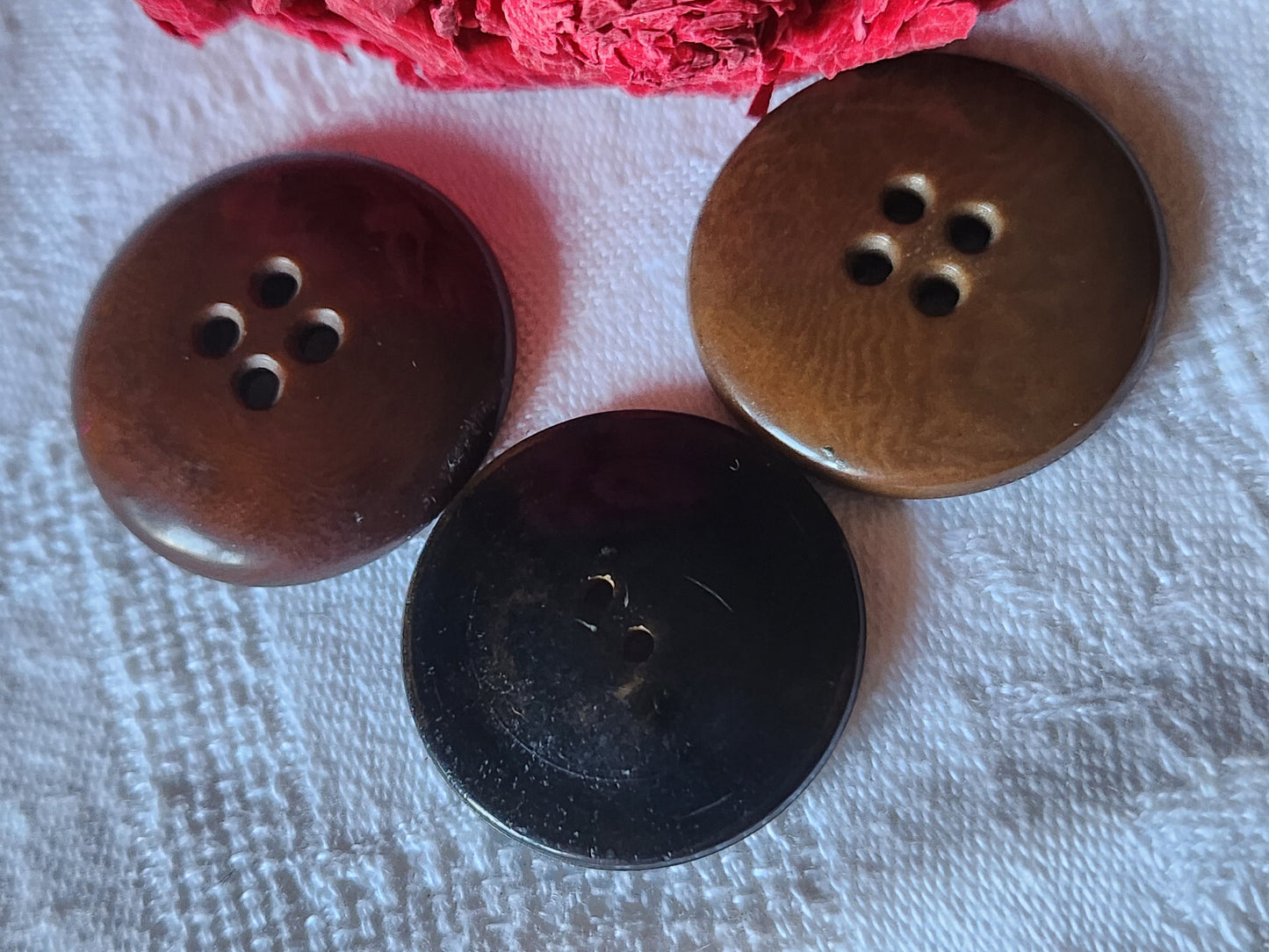 Trio gros boutons anciens en corozo travaillé diamètre 2,9 à 3,1 cm ref 2888