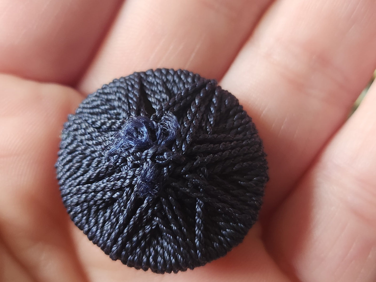 Ancien bouton en passementerie bleu fait main collection 2,6 sur 2,7 cm G16C