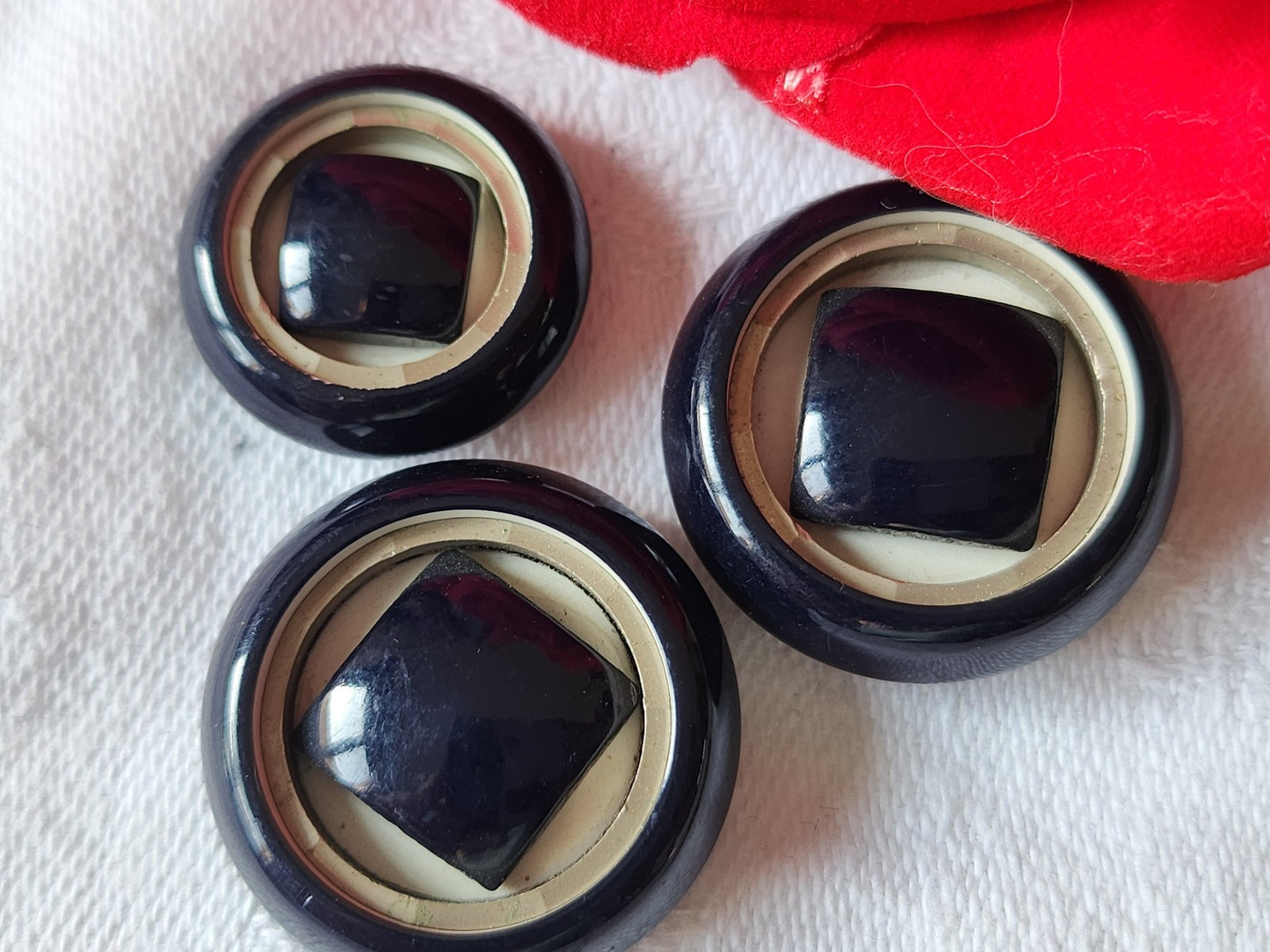 Trio boutons vintage bleu créme à pied 1,9 et 2,4 cm superbe ref1185