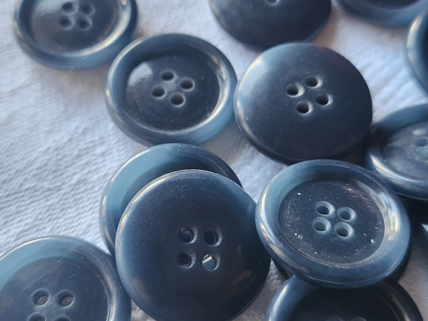 Lot 20 boutons vintage bleu moucheté 2 cm a trous ref 2469