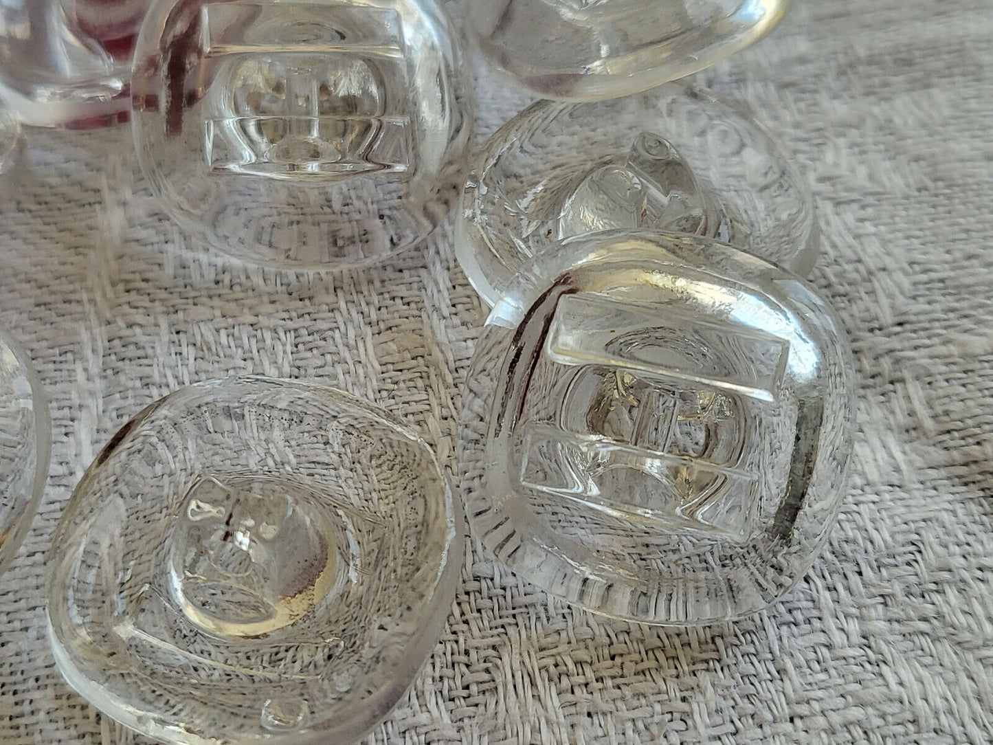 Lot 6 boutons anciens verre travaillé à pied transparent 2 cm ref 4909