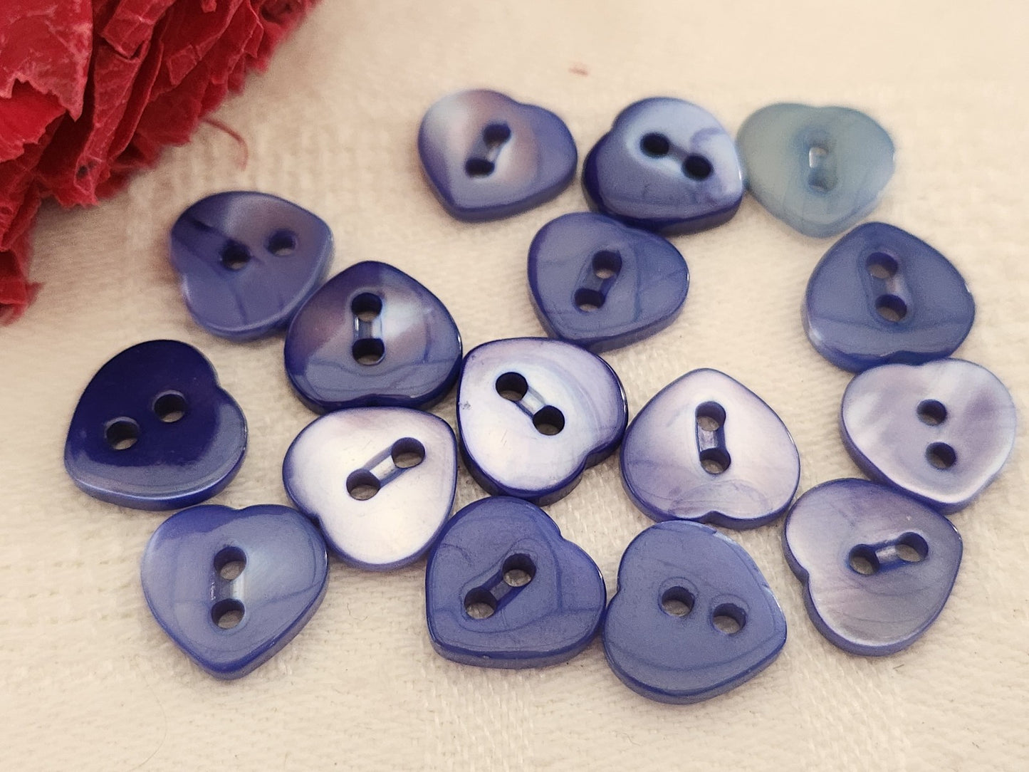 lot 16 boutons anciens en nacre bleu forme de coeur panaché 1,1 cm ref 5939