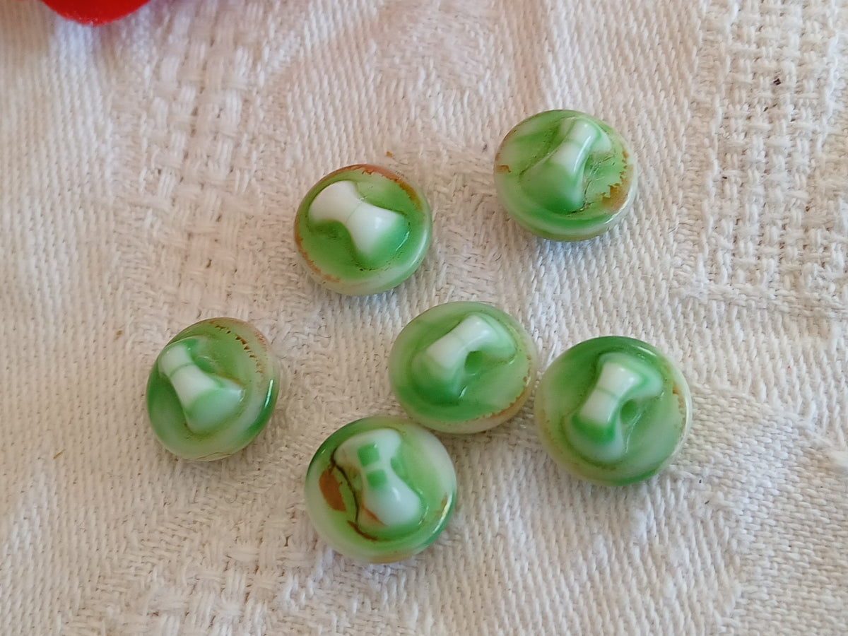 Lot 6 petits boutons vintage en verre marbré vert 1 cm pied ancien ref 6503