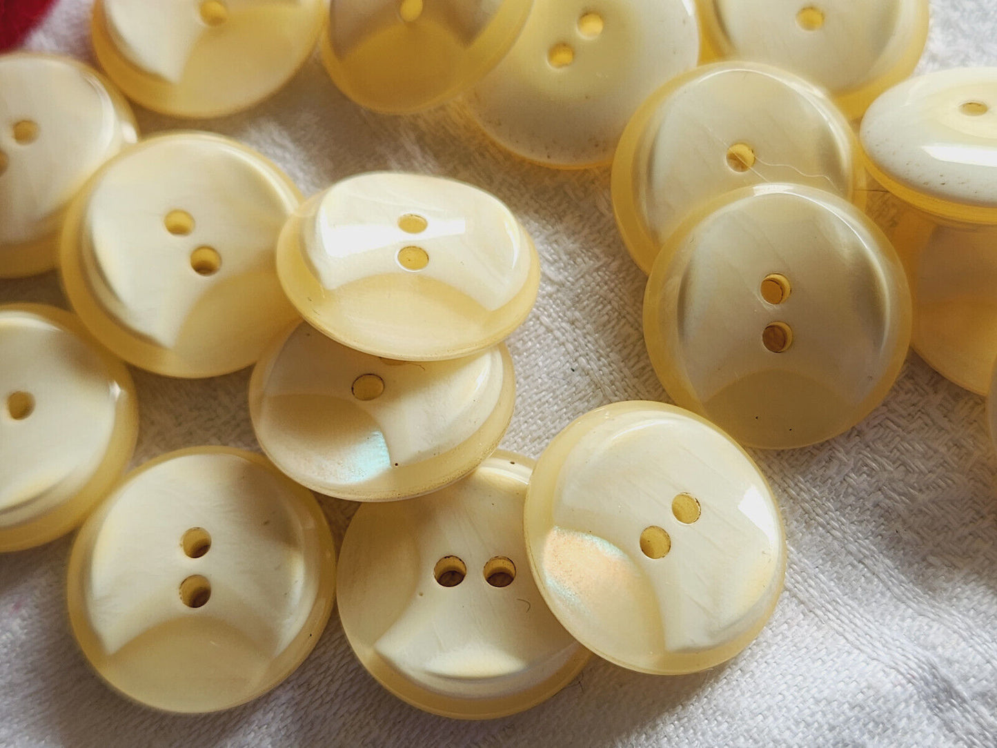 Lot 18 boutons vintage blanc crème mordoré nacré trous 2 cm ref 1513