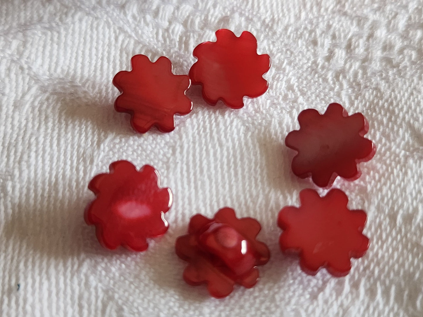Lot 6 boutons anciens en nacre travaillé rouge 1/1,1 cm pied ref 165