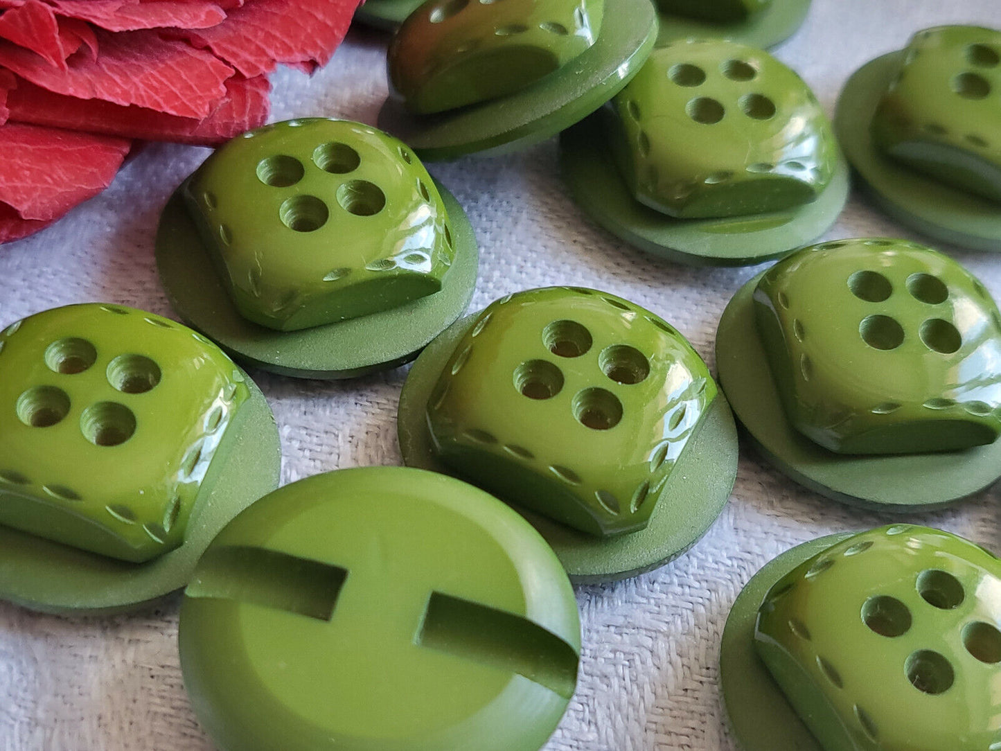 Lot 6 boutons vintage vert joli cœur en relief diamètre 2,2 cm ref 5457