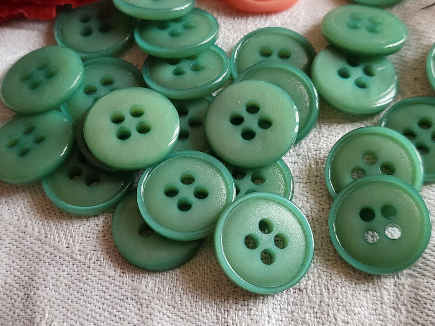 lot 25 petits boutons vintage vert 4 trous diamlètre 1,5 cm ref 1242