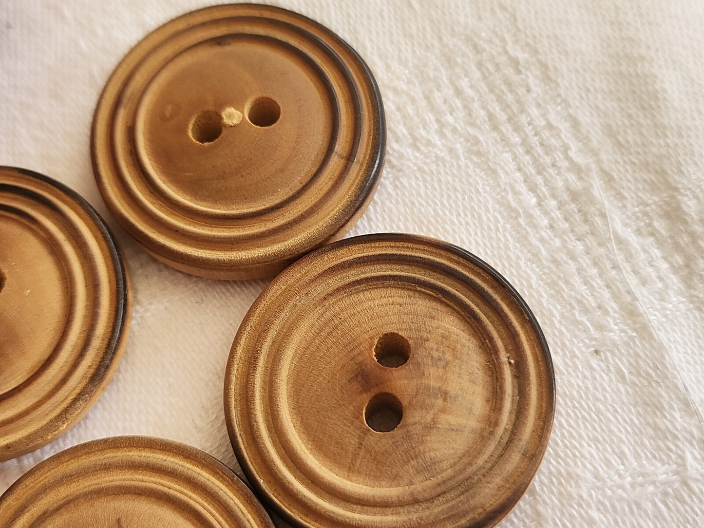 Lot 6 gros boutons anciens en bois brut 3 cm à trous ref 856